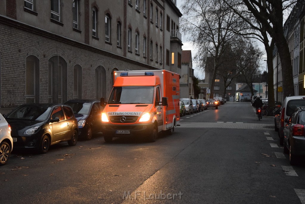 Feuer 2 Y durch Weihnachtsbaum  Koeln Ehrenfeld Alpenerstr P02.JPG - Miklos Laubert